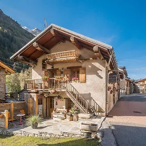 https://chalet-colettine.hotels-rhonealpes.com